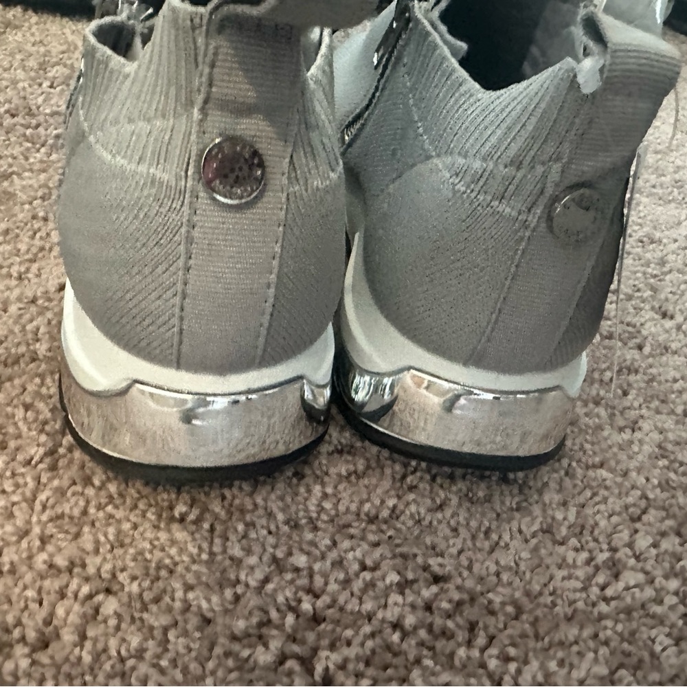 Steve Madden slip ons - Picture 4 of 5